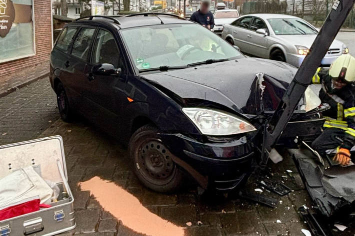 Der Fahrer wurde durch den Rettungsdienst versorgt