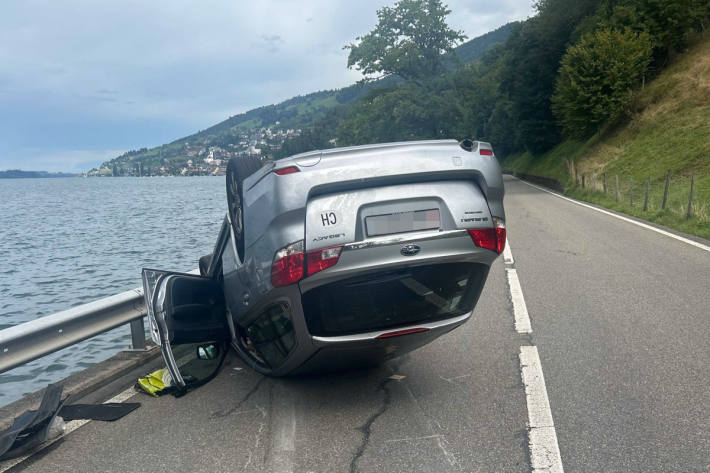 Das Auto kam auf dem Dach liegend zum Stillstand