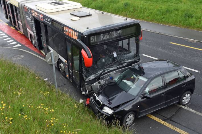 In Rothenburg LU kam es zu einem Unfall zwischen Gelenkbus und einem Skoda Fabia.