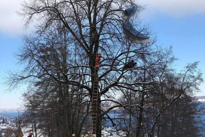  Gleitschirmpilot verunfallt bei Oberrieden