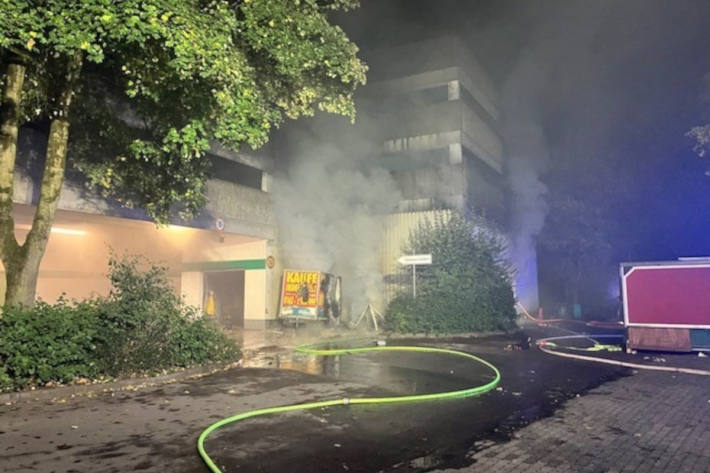 Die Polizei ermittelt zur Brandursache.