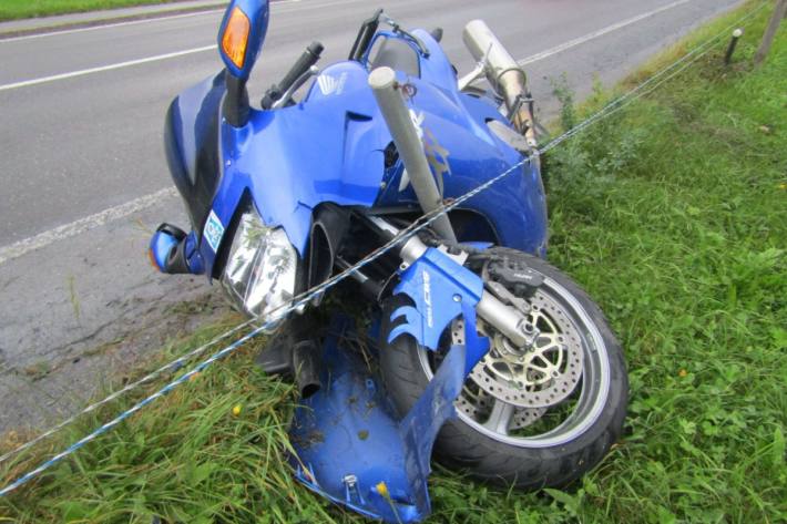 In Glarus ist gestern ein Motorradfahrer mit Beifahrerin zu Fall gekommen.