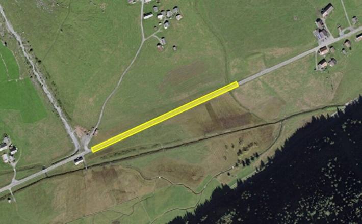 Gelb markiert sind die 370 Meter der Klausenstrasse, auf welchen der Belag ersetzt wird
