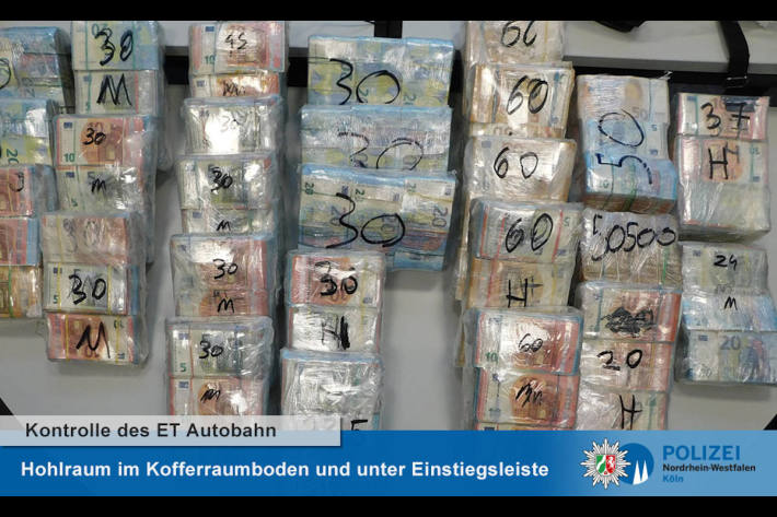 Einsatztrupp der Autobahnpolizei Köln findet eine Million Euro in slowakischem Van