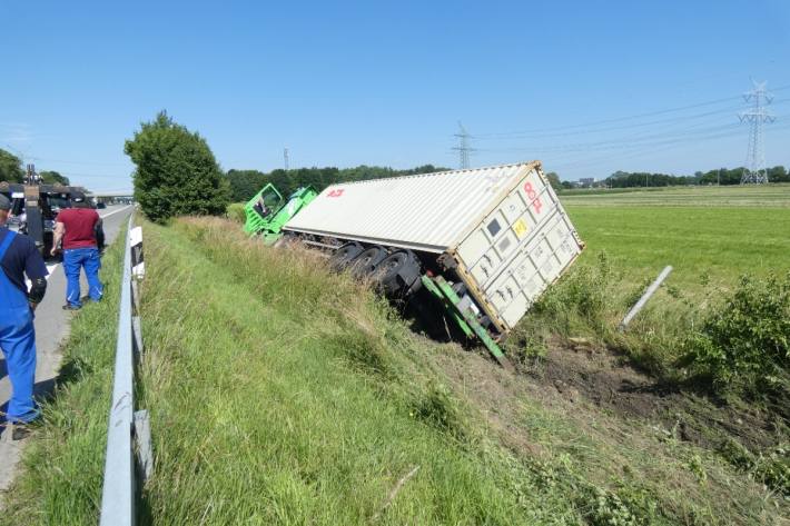 Am gestrigen Mittwoch ist ein Sattelzug von der Fahrbahn abgekommen.