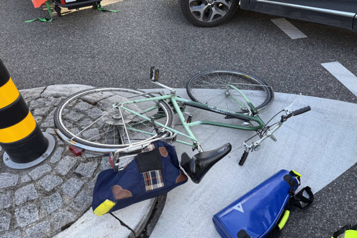 Der 60-jährige Velofahrer wurde beim Unfall schwer am Kopf verletzt.