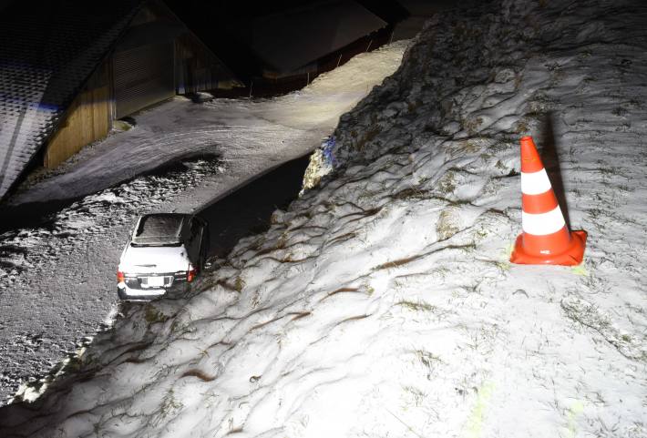 Auf schneebedeckter Strasse Kontrolle verloren und 10 Meter über Abhang gestürzt