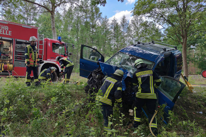 Verkehrsunfall mit eingeklemmter Person in Hustedt