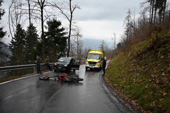 Verkehrsunfall zwischen Motorrad und Auto in Mels.