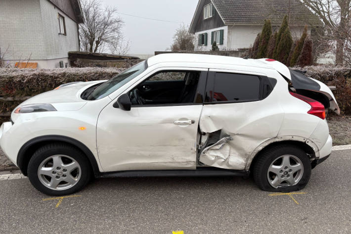 Bei der seitlichen Kollision wurde ein Mann leicht verletzt.