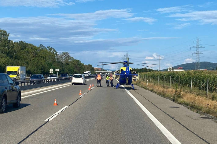 Rettungshelikopter im Einsatz nach Auffahrunfall zwischen zwei Autos auf der A1