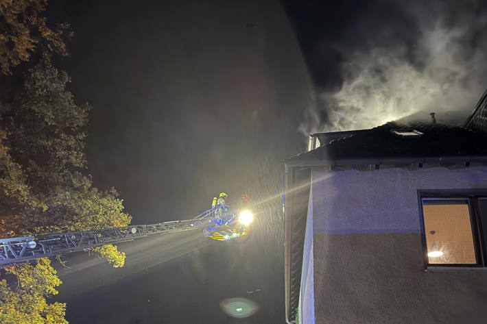 Kontrolle des Löschvorganges von außen mit Drehleiter.