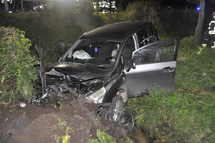 Auto landet bei Unfall in Wassergraben