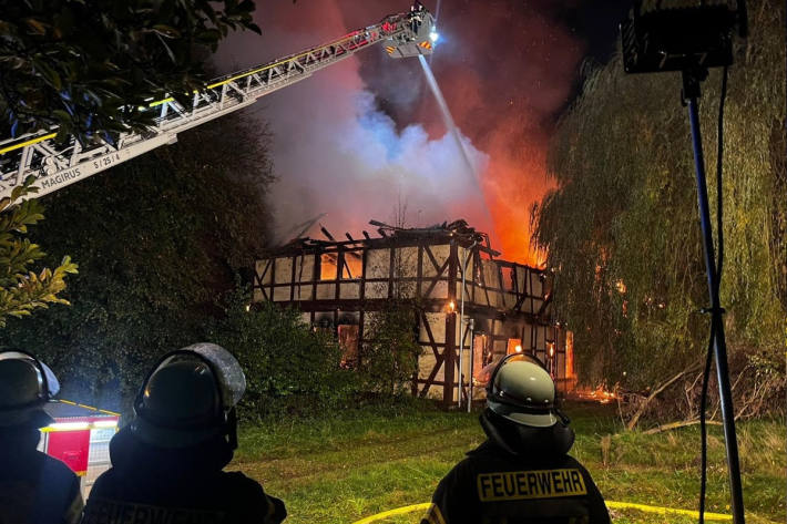 Beim Eintreffen der Feuerwehr stand das Gebäude bereits in Flammen.