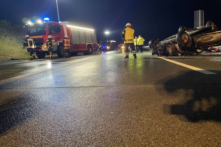 Während der Rettungs- und Bergungsarbeiten war die A1 gesperrt