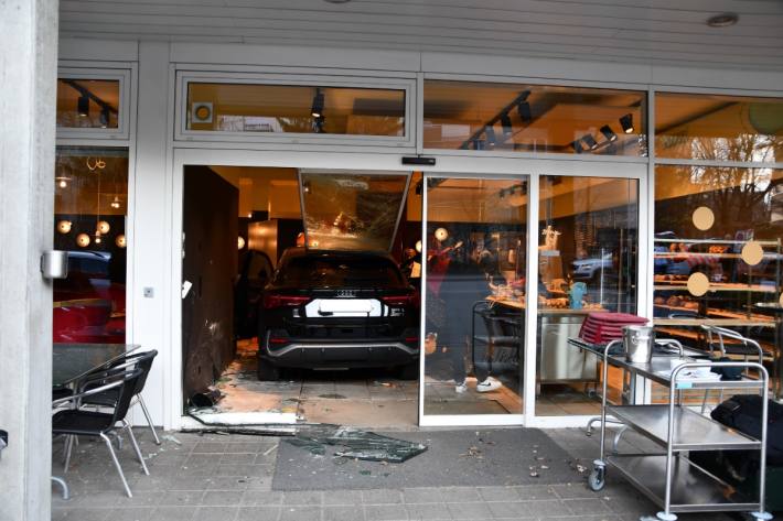 Parkmanöver endet in Chur GR für Audi in Bäckerei.