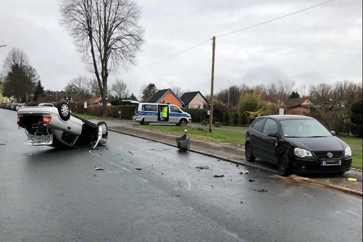 Durch den Zusammenstoß überschlug sich das Fahrzeug des 60-Jährigen und blieb auf dem Dach in Bochum liegen