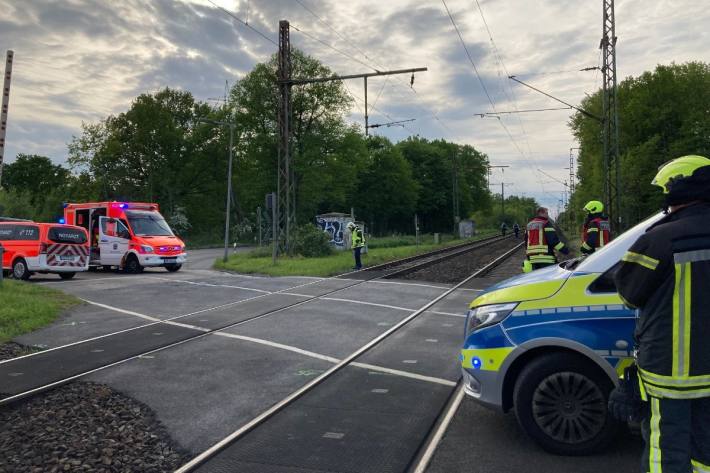 Mann von Güterzug erfasst und schwer verletzt