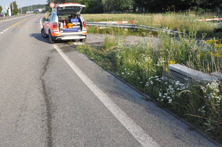 Die Fahrbahn wurde bis in die Nacht gereinigt.