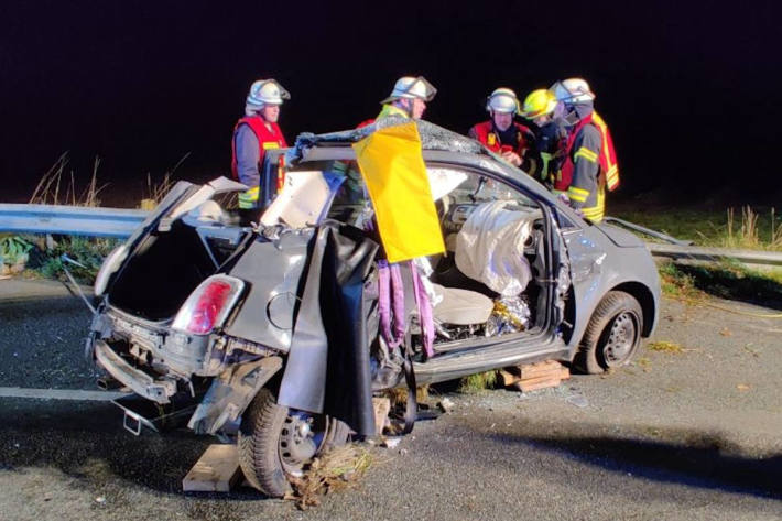 Drei zum Teil schwer verletzte Fahrzeuginsassen bei Unfall