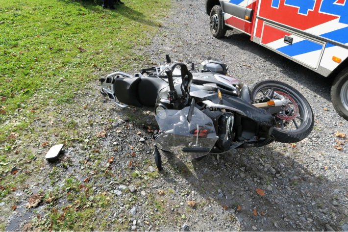 Beim Unfall in Linthal GL verletzte sich heute der Töfflenker.