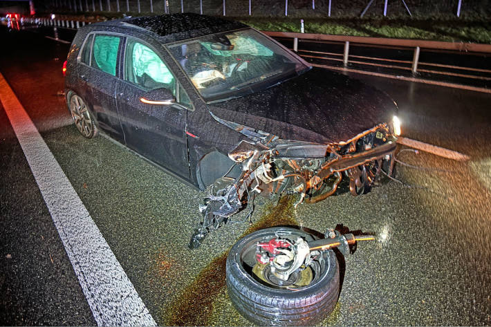 Beim Unfall auf der A2 in Knutwil wurde das Fahrzeug stark beschädigt.