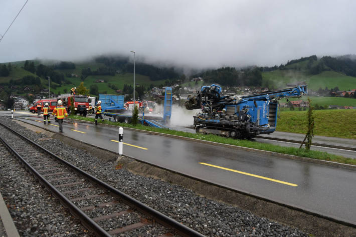 Lastwagenanhänger in Brand geraten