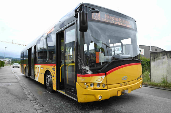 Unfall zwischen Linienbus und Auto in Zuzwil