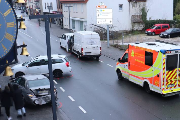 Karambolage mit fünf Verletzten – Vier Autos demoliert