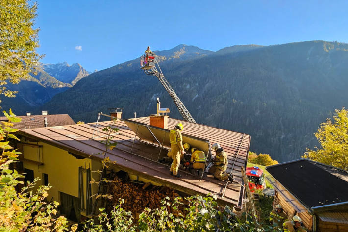 Das Feuer loderte im Inneren des Dachraumes.