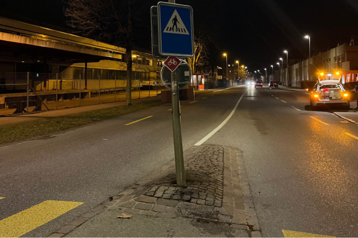 Die Polizei sucht nach Zeugen und fahndet nach einem hellblauen Kleinwagen.