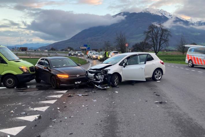 Bei der Kollision in Näfels hat sich eine Person leicht verletzt.