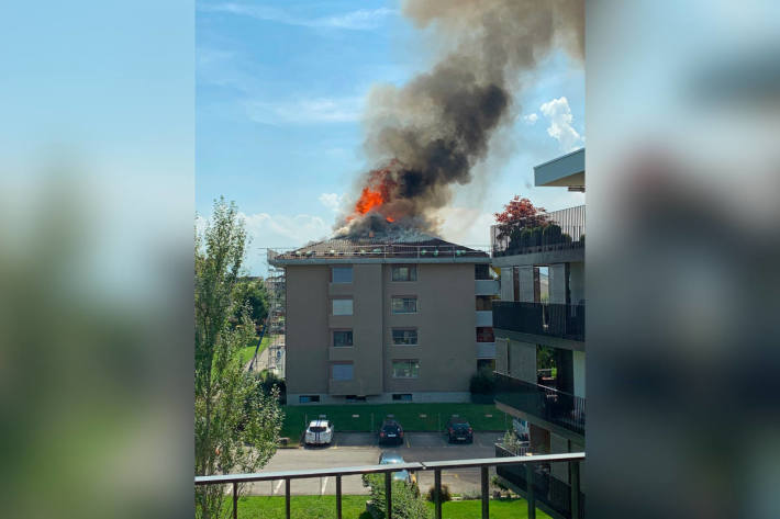 Dachstockbrand und Explosion bei einem Mehrfamilienhaus