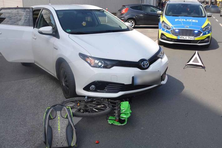 Auto und Fahrrad stoßen in Herford zusammen