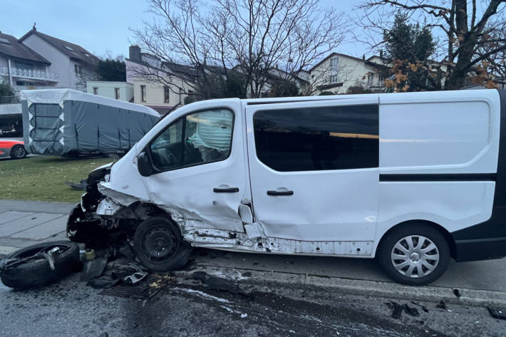 Der Fahrer des Lieferwagens wurde leicht verletzt