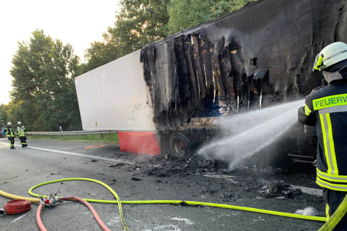 Lkw-Auflieger mit 20 Tonnen Fleisch geht auf der A2 in Flammen auf