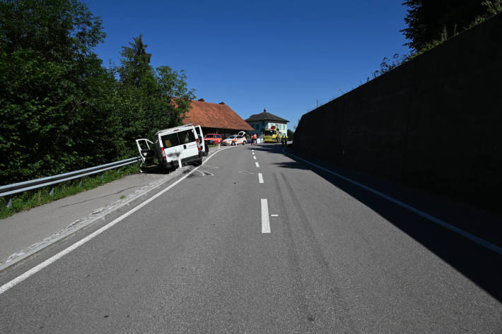 Drei Verletzte nach Frontalkollision in Lütisburg Station