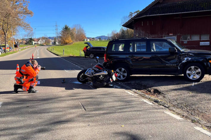 Motorradlenker bei Verkehrsunfall schwer verletzt