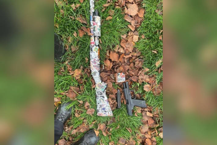 In Militärverkleidung und bewaffnet in Schweriner Altstadt unterwegs