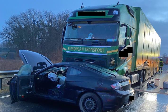 In Höhe der Ausfahrt Bruchmühlbach-Miesau touchierte die Fahrerin eines Hyundai beim Überholen einen rechts neben ihr fahrenden Sattelzug