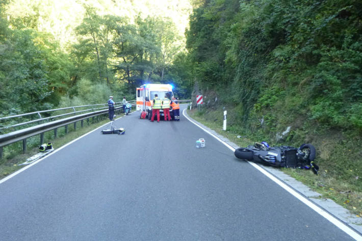 Übersichtsaufnahme der Unfallstelle in Blickrichtung Simmertal