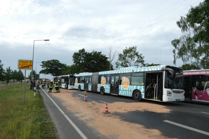 Unfall zwischen zwei Schulbussen in Celle