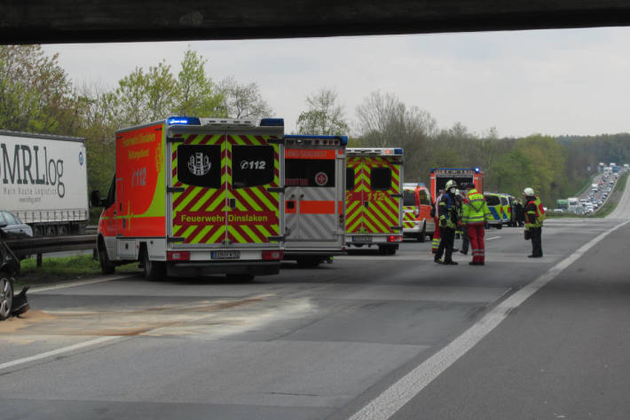 Auffahrunfall mit mehreren Verletzten auf der A3 bei Dinslaken