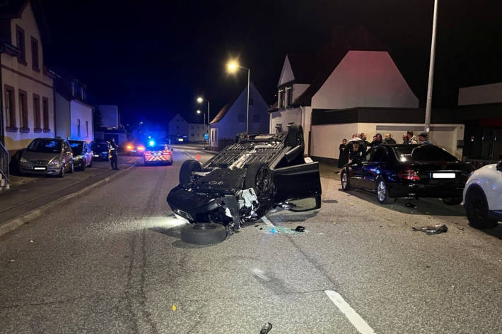 Der Pkw kollidierte mit einem geparkten Auto und überschlug sich.