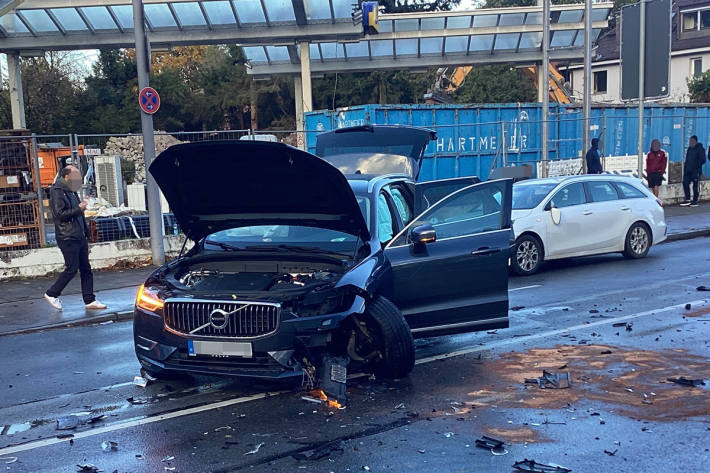Ein Fahrer hatte die Kontrolle verloren und geriet in den Gegenverkehr.