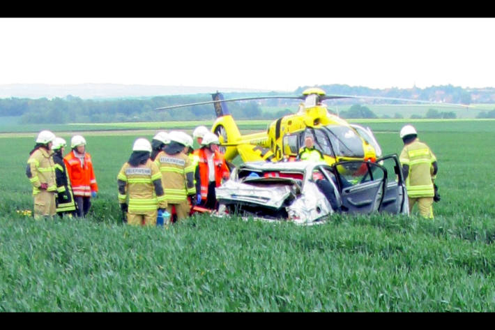 Rettungshubschrauber und Feuerwehr am Unfallfahrzeug