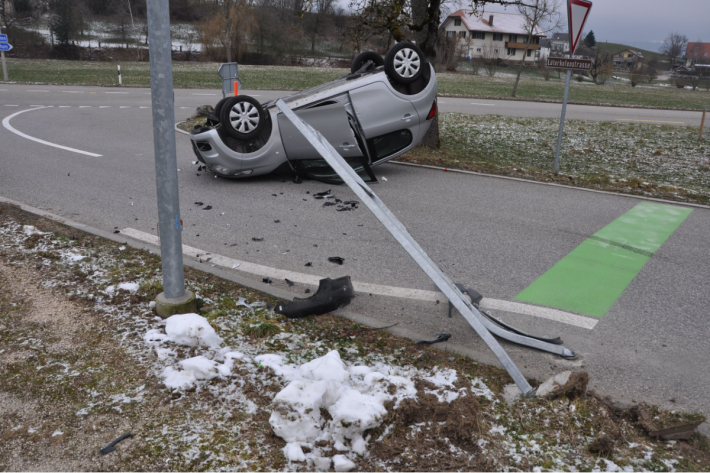 Heute Morgen kollidierte ein Fahrzeuglenker in Nennigkofen SO mit einem Verkehrsschild