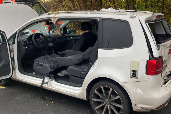 Eine Person musste aus Fahrzeug befreit werden.