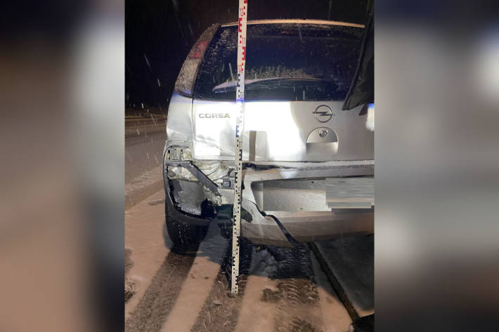 Auf schneebedeckter Strasse ins Schleudern geraten und quer in Gegenverkehr gekracht