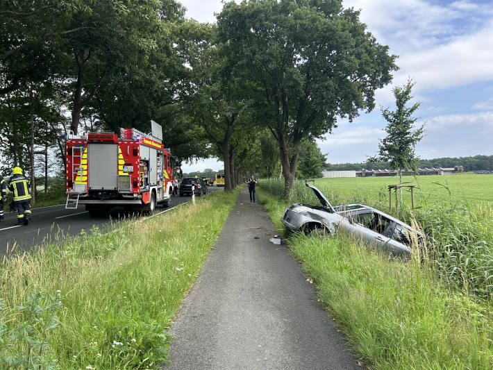 Kreisfeuerwehr Oldenburg bei Räumung der Unfallstelle